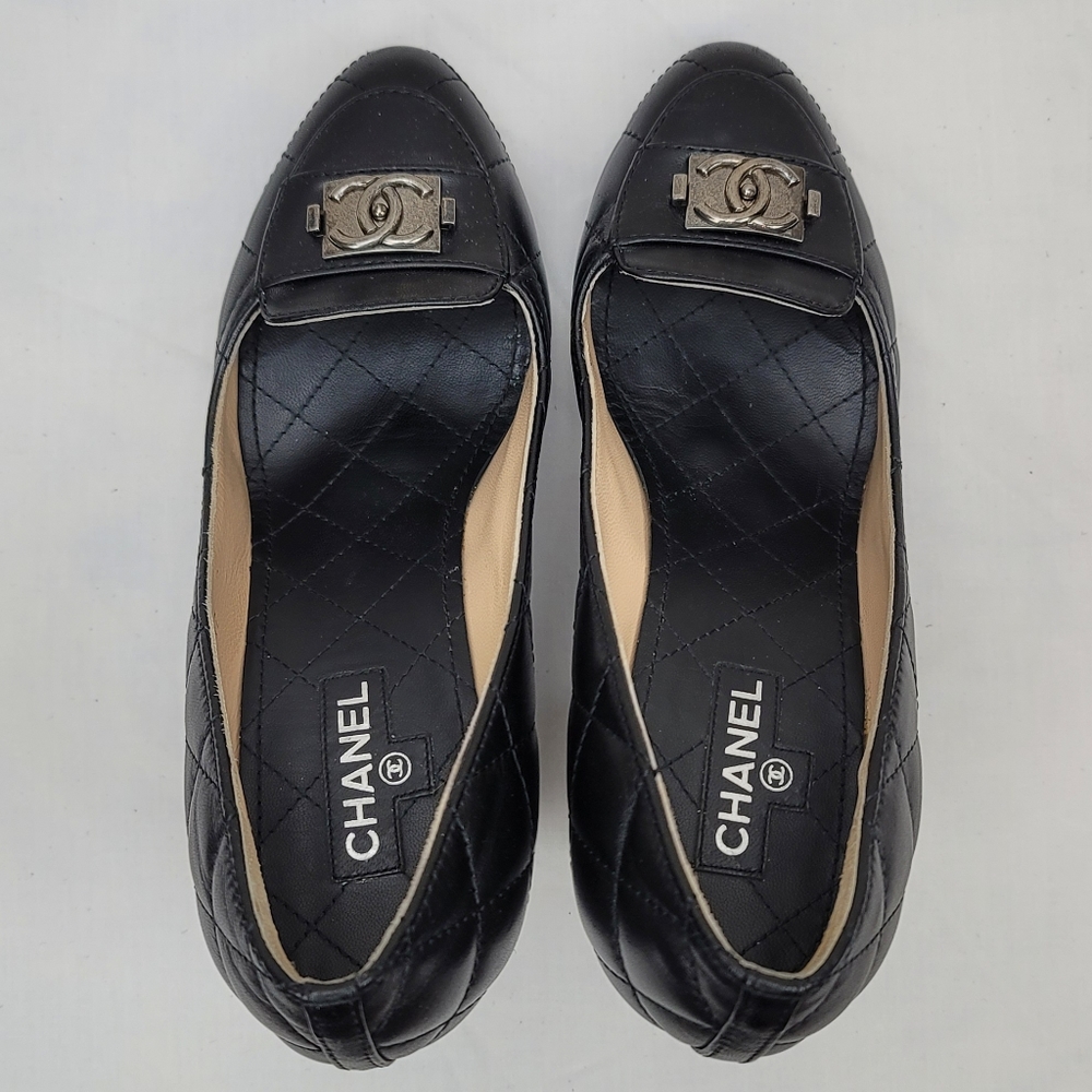 Chanel CC Black Quilted Leather Block Heels Pumps Size 38 - Picture 3 of 9